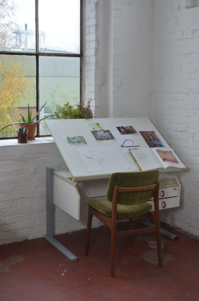 Best Artist Desks for Your Creative Workspace Worksion