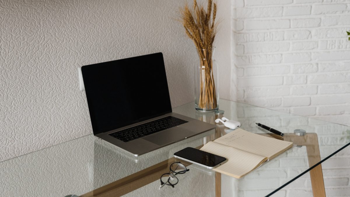 10 Best Glass Top Office Desks To Modernize Your Workspace Worksion